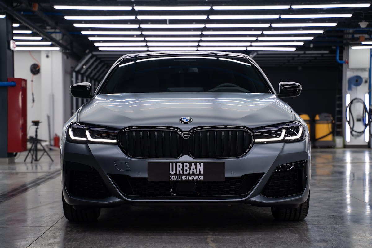 BMW 5 после оклейки матовым полиуретаном в студии Urban
