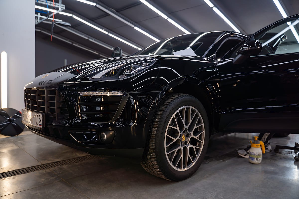 Porsche Macan в студии Urban перед бронированием