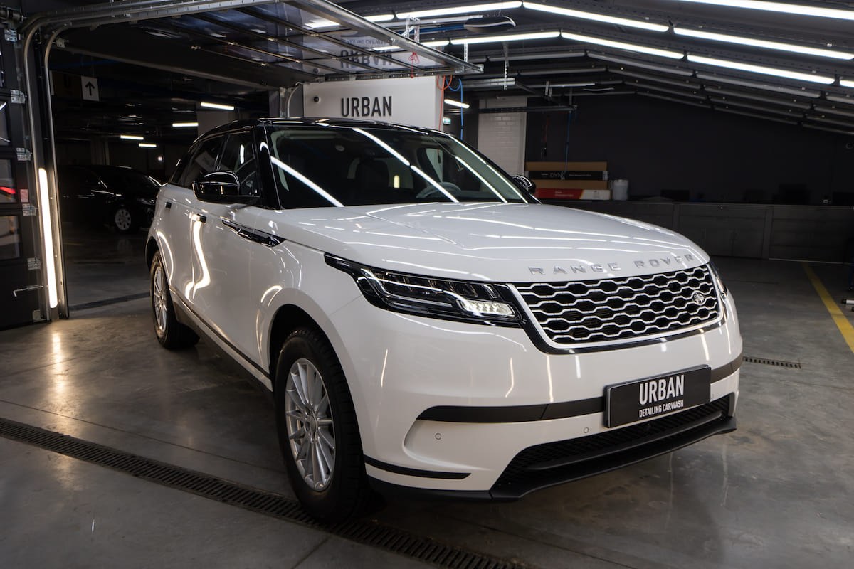 Range Rover Velar в студии Urban перед оклейкой крыши