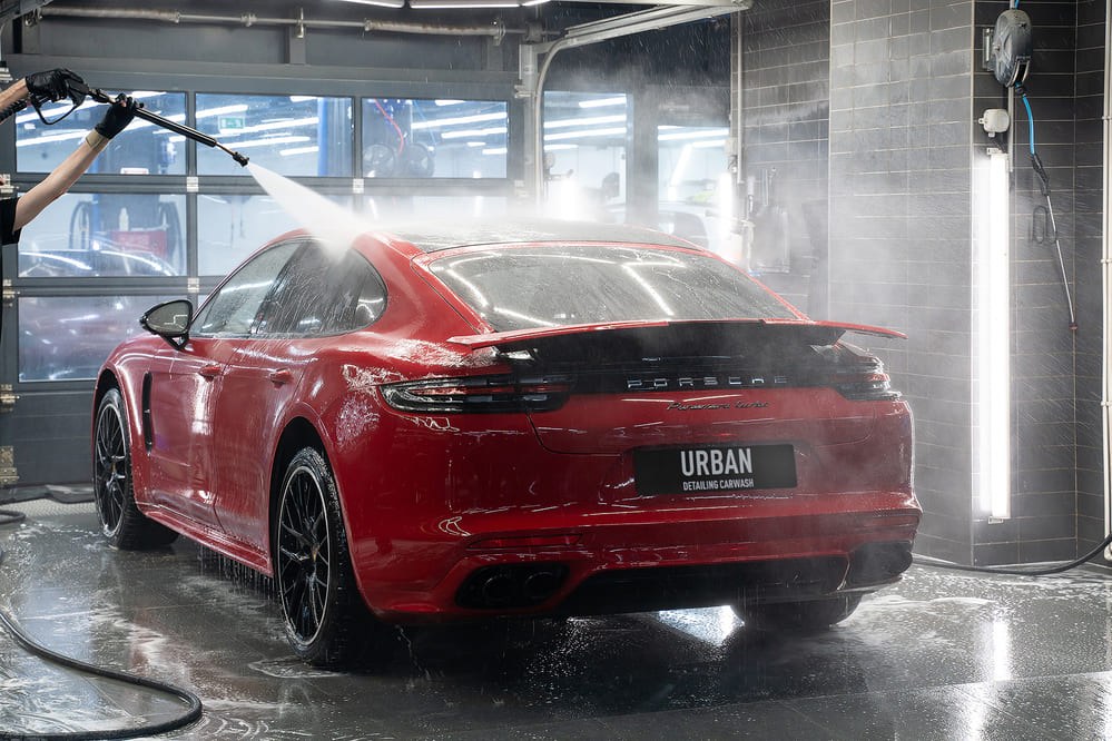 Красный Porsche Panamera на мойке перед подготовкой кузова