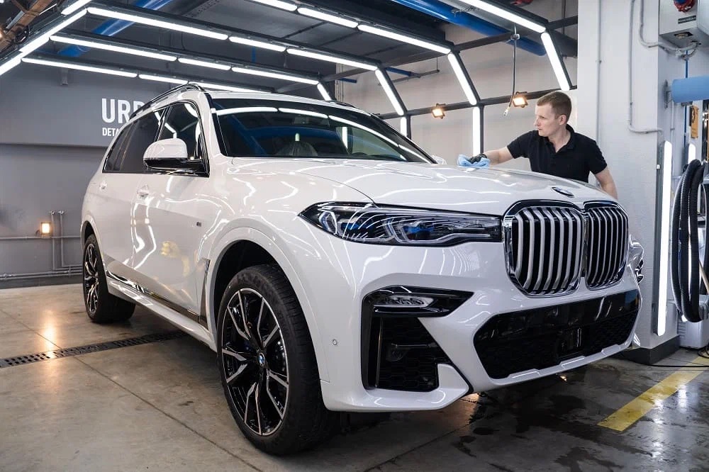 Мастер Urban Detailing готовит белый BMW перед оклейкой
